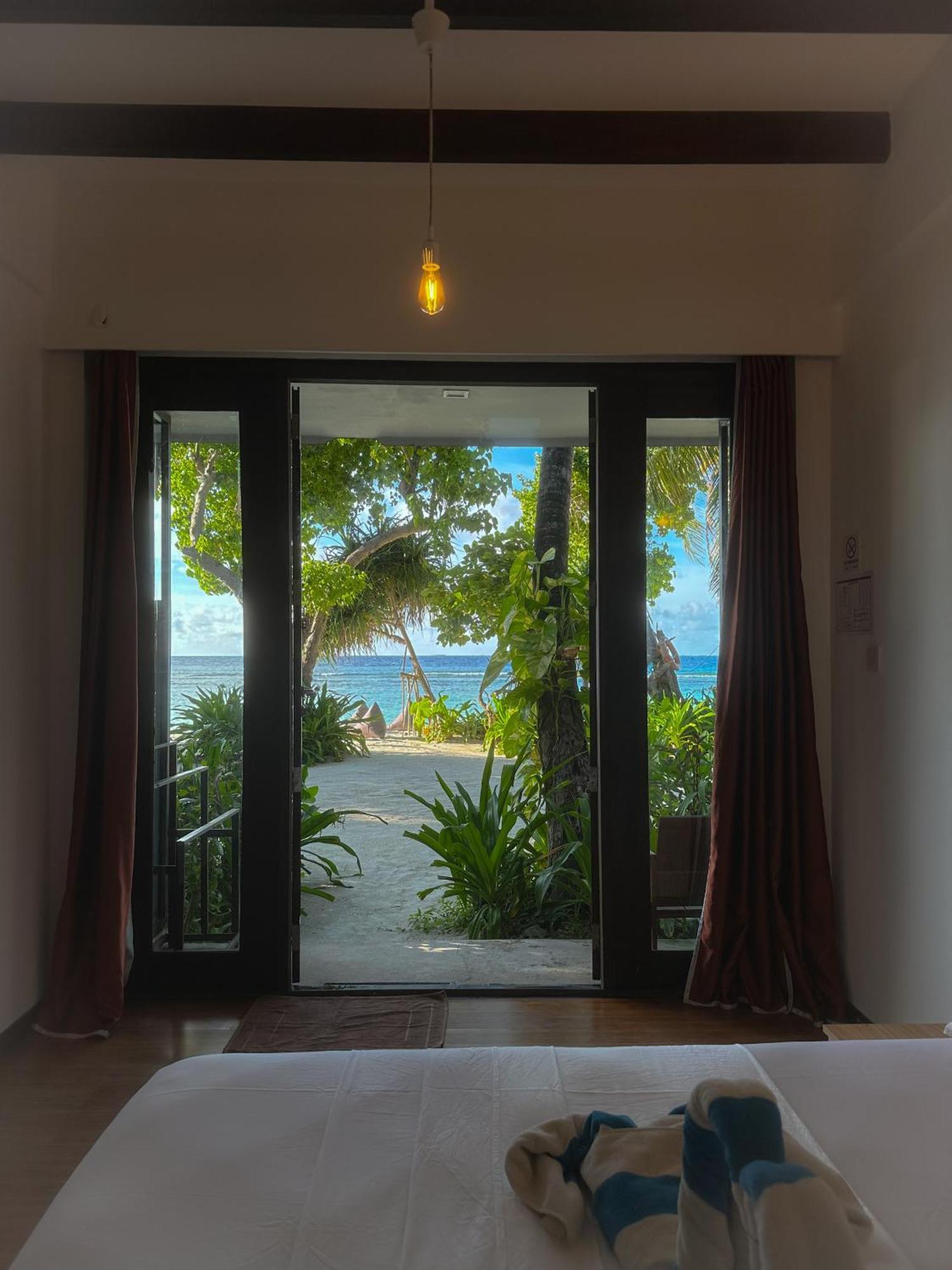 Отель Thundi Sea View Фулидхоо Экстерьер фото